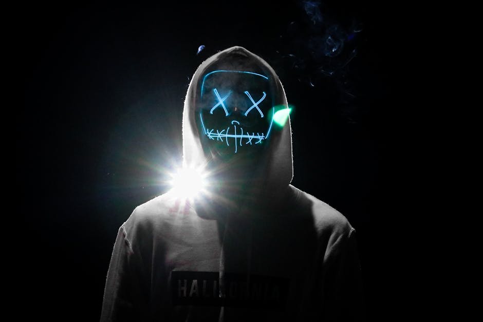 Een vrouw die een LED gezichtsmasker draagt voor huidverzorging thuis, om acne te verminderen en collageen te stimuleren.